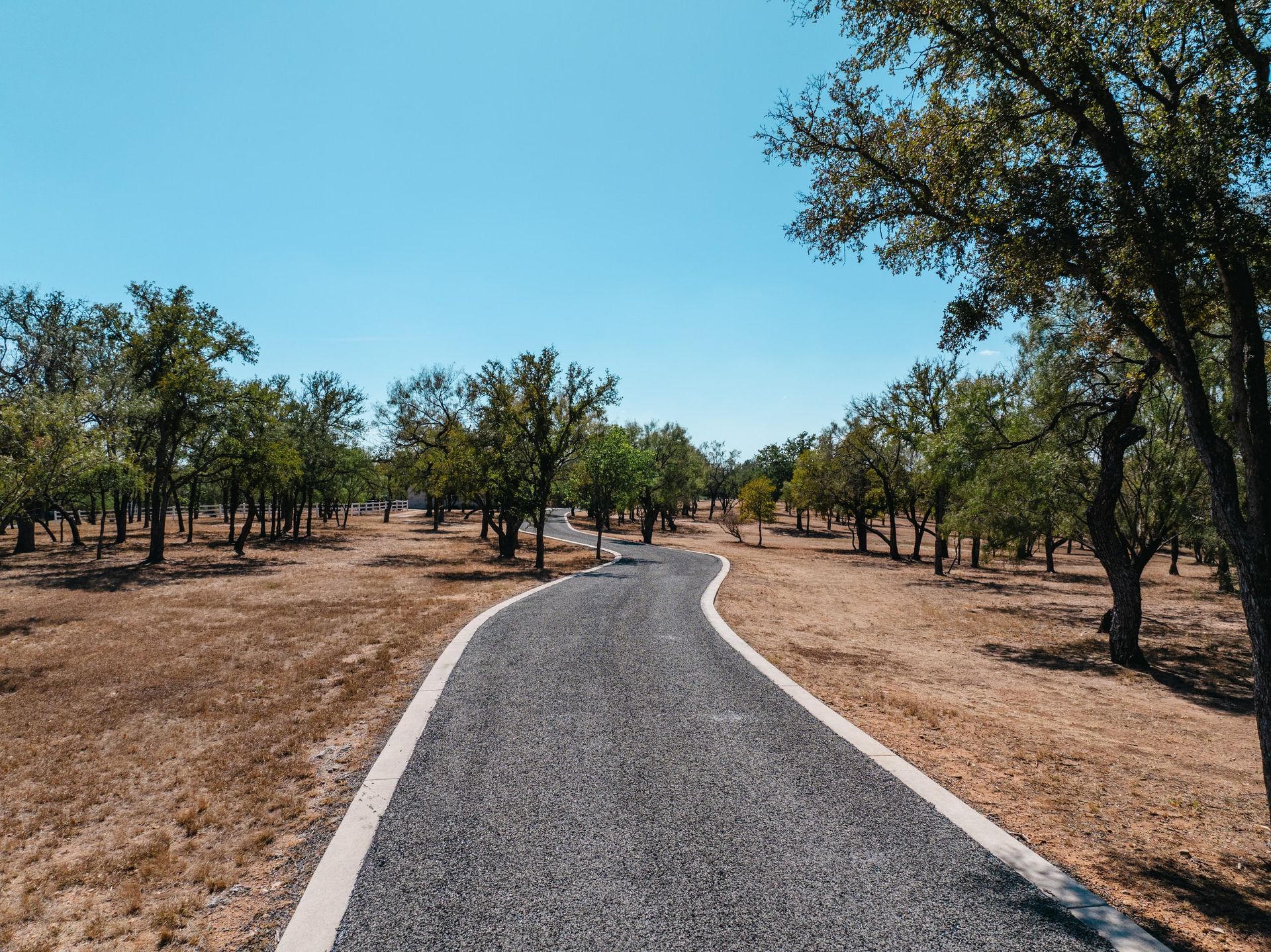 Finished chip-seal road with an even aggregate surface